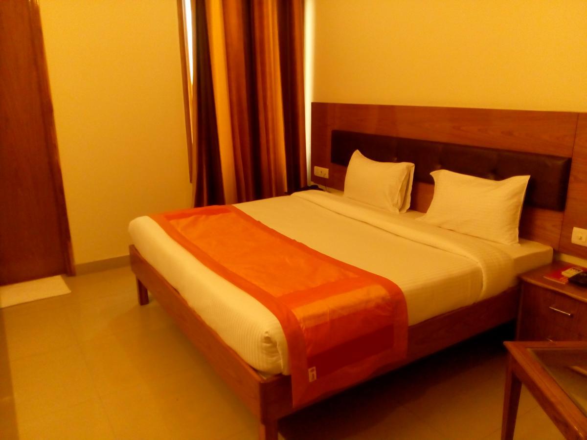 Red Carpet Hotels Noida Dış mekan fotoğraf
