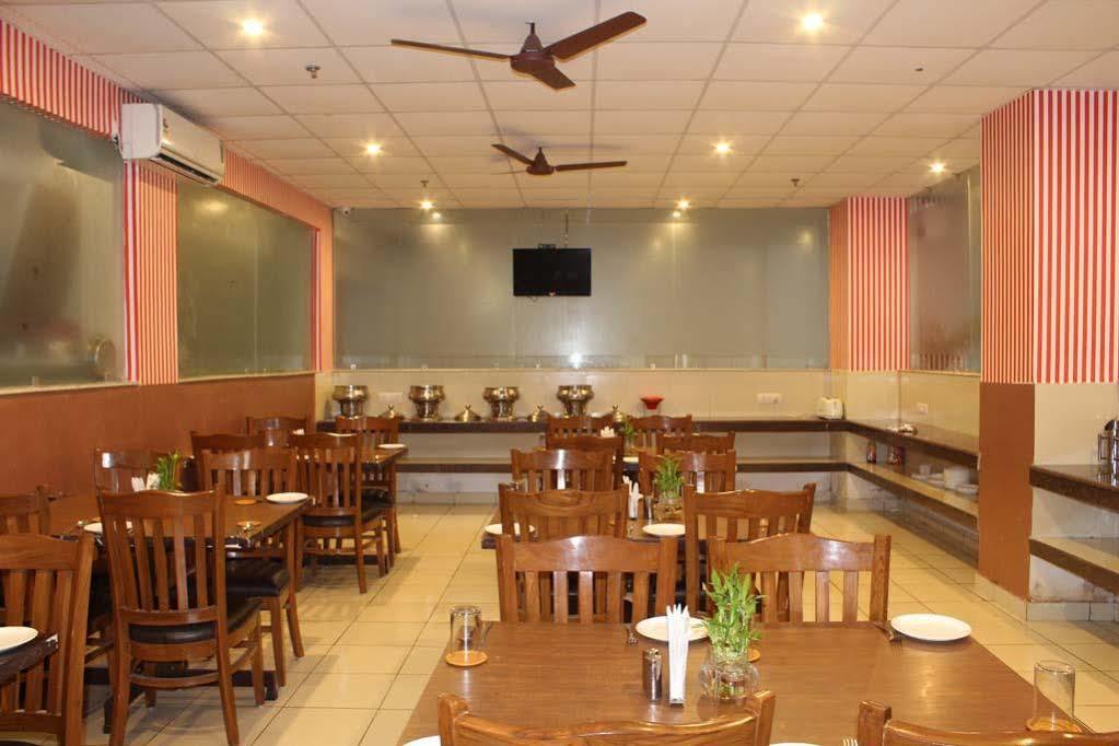 Red Carpet Hotels Noida Dış mekan fotoğraf