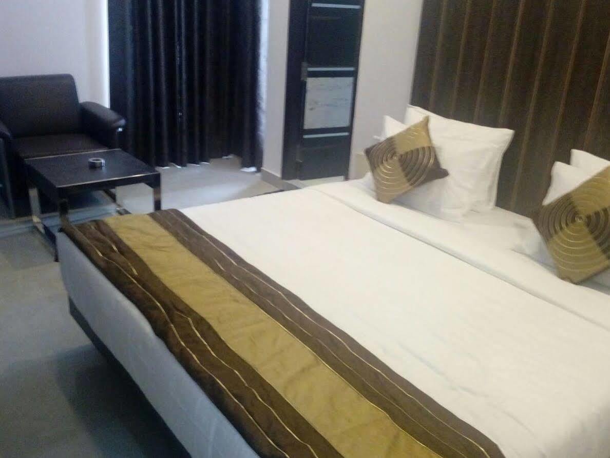 Red Carpet Hotels Noida Dış mekan fotoğraf